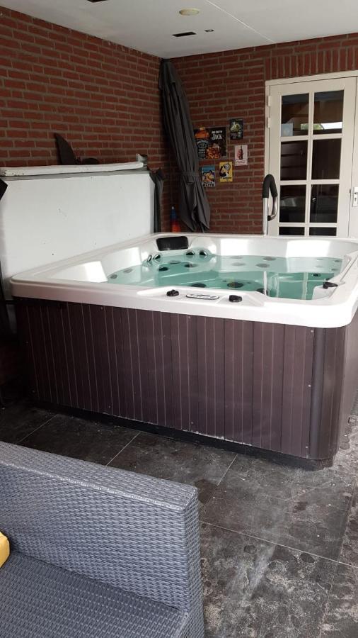 Het Gildehuis Met Sauna En Jacuzzi Stevensweert Экстерьер фото