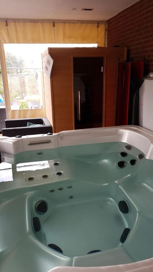 Het Gildehuis Met Sauna En Jacuzzi Stevensweert Экстерьер фото
