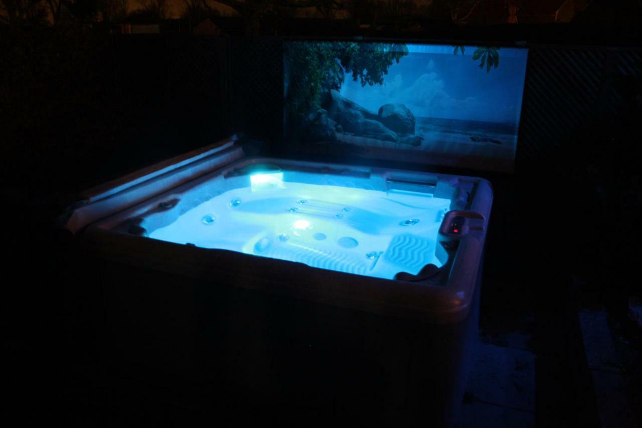 Het Gildehuis Met Sauna En Jacuzzi Stevensweert Экстерьер фото