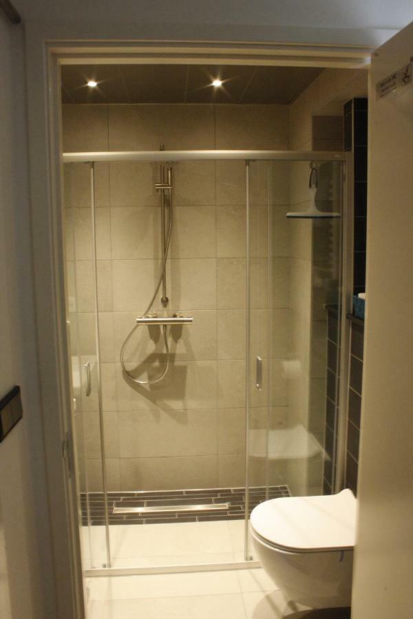Het Gildehuis Met Sauna En Jacuzzi Stevensweert Экстерьер фото