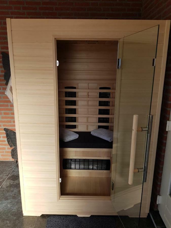 Het Gildehuis Met Sauna En Jacuzzi Stevensweert Экстерьер фото